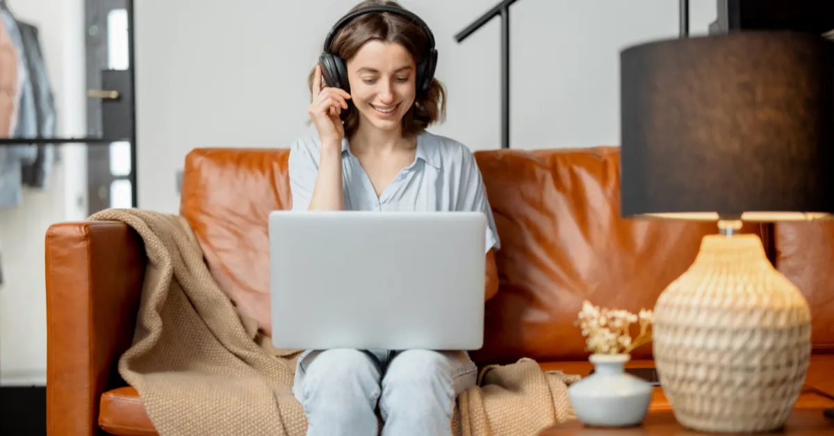 woman online coworking