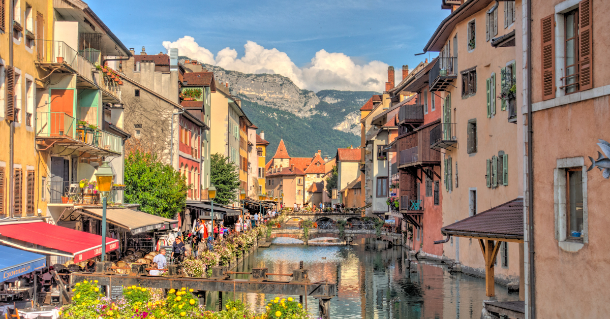 Pros And Cons Of Living In France | 2025 - Nomad Life 101
