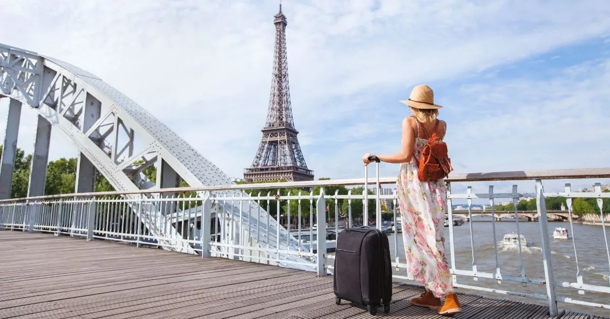 Woman moving to Paris, France